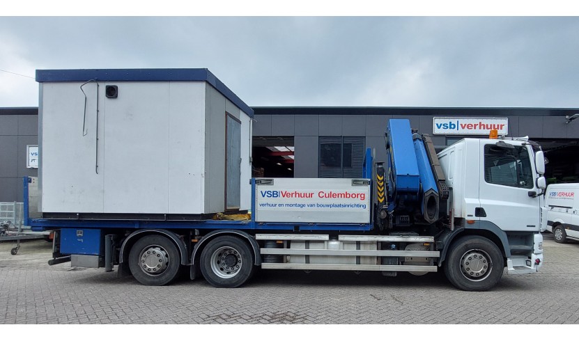 Vrachtwagen met autolaadkraan 